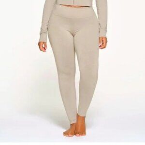 SKIMS Outdoor Legging STONE like new MEDIUM